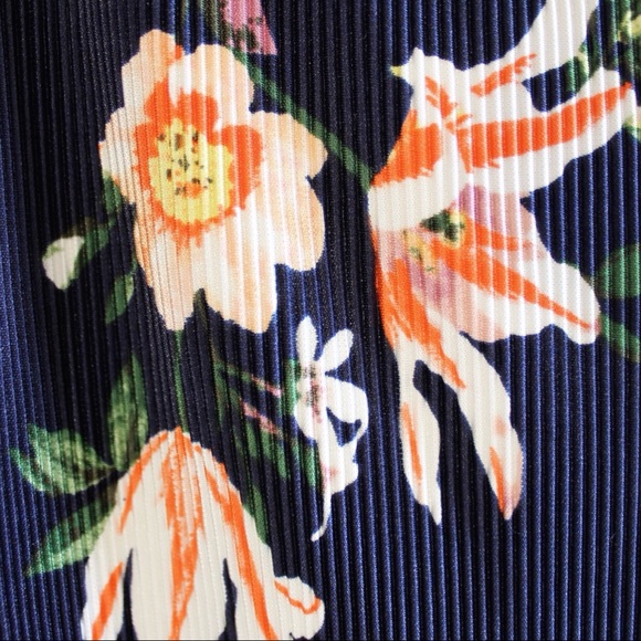 Ann Taylor Crinkle Look Scalloped Hem Floral Sleeveless Top Large - Picture 8 of 9